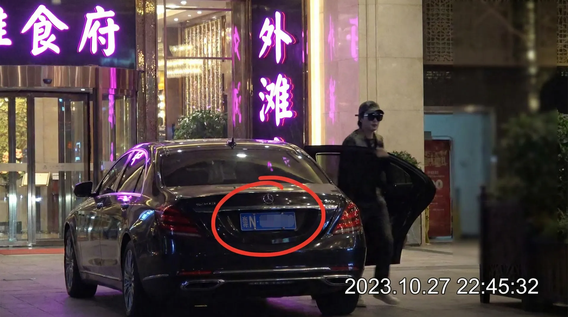必威体育平台 - 豪车餐厅外偷拍